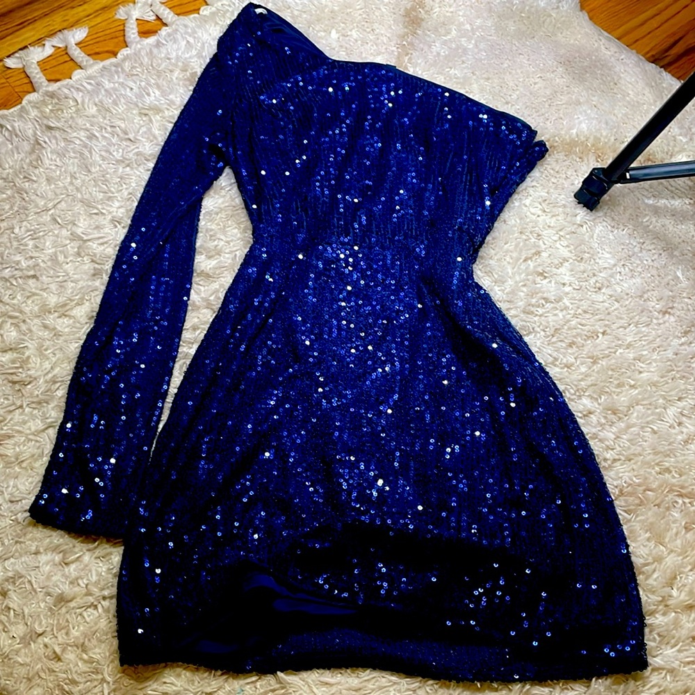 Lulus deep blue lined sequin one sleeve homecoming dress